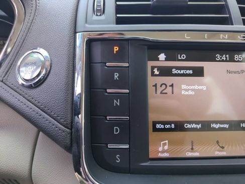 Used 2017 Lincoln Continental Select FWD image 12