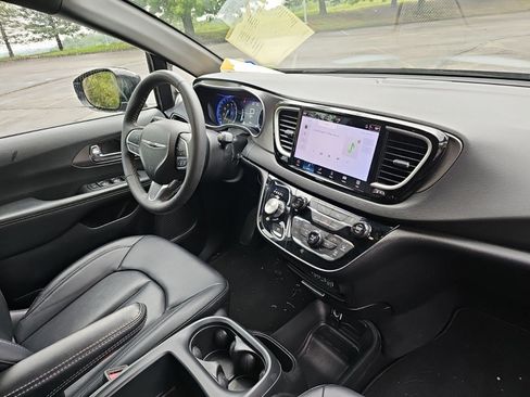 Used 2025 Chrysler Pacifica Select FWD image 13