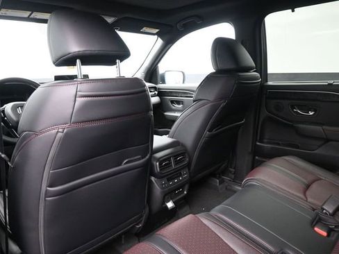 Used 2025 Honda Pilot Black Edition image 14