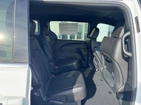 New 2026 Chrysler Pacifica Select image 7