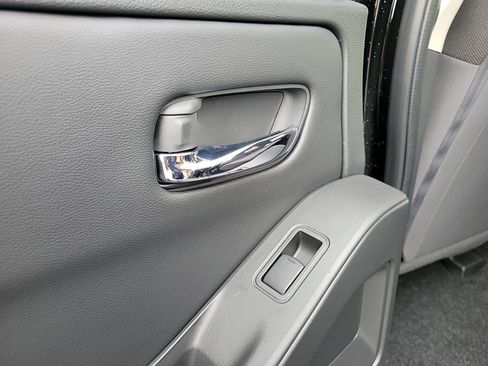 Used 2025 Nissan Frontier SV w/ Tow Package image 13