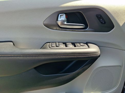 Used 2023 Chrysler Pacifica Touring-L FWD image 11