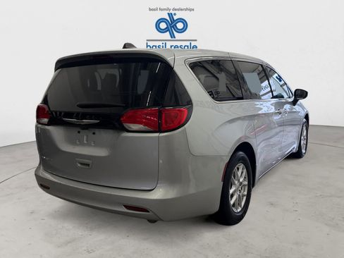 Used 2023 Chrysler Voyager LX image 5