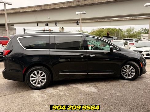 Used 2019 Chrysler Pacifica Touring-L FWD image 9