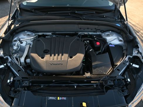 Used 2025 Volvo XC60 B5 Plus image 23