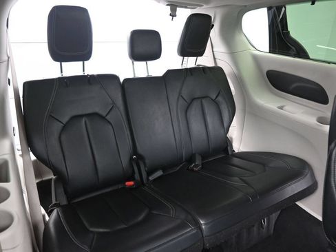 Used 2022 Chrysler Pacifica Touring-L FWD image 14
