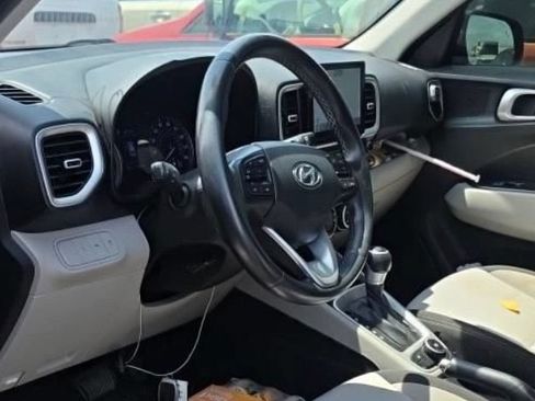 Used 2021 Hyundai Venue SEL w/ Premium Package FWD image 3