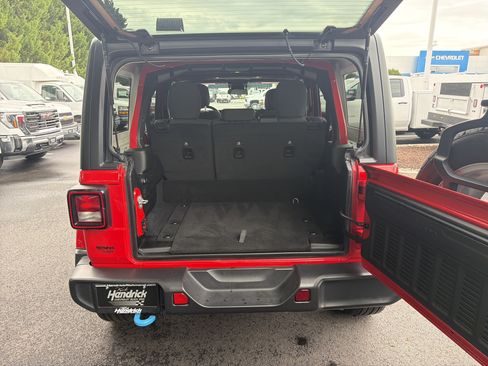 Used 2024 Jeep Wrangler Unlimited AWD/4WD image 32
