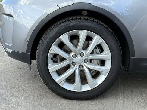 Certified 2025 Land Rover Discovery S image 10