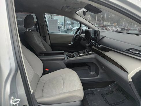 Certified 2023 Toyota Sienna LE image 11