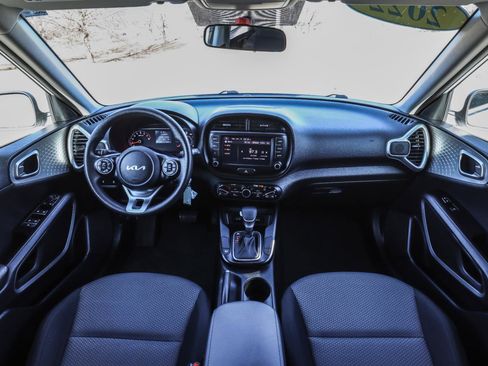 Used 2022 Kia Soul LX image 2