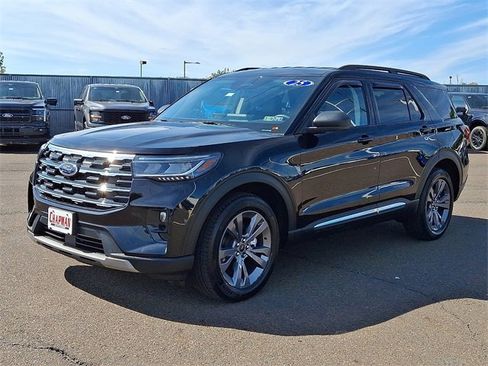 Used 2025 Ford Explorer Active w/ Active Comfort Package image 3