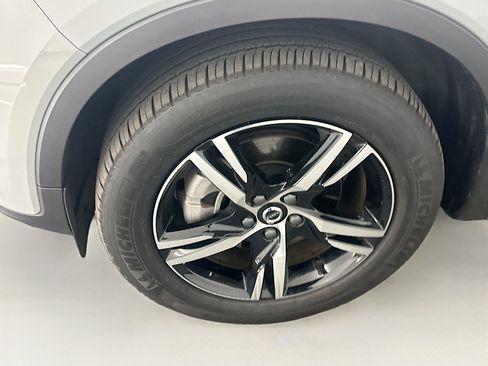 Used 2025 Volvo XC40 B5 Core image 11