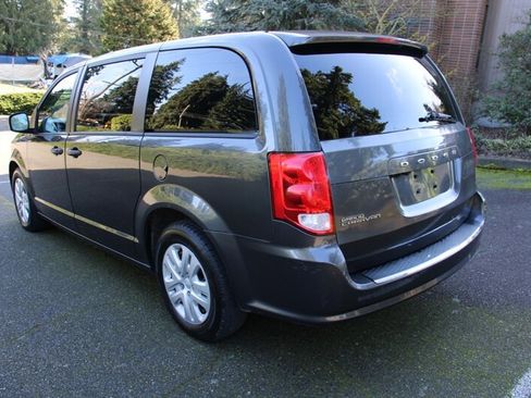 Used 2019 Dodge Grand Caravan SE image 4
