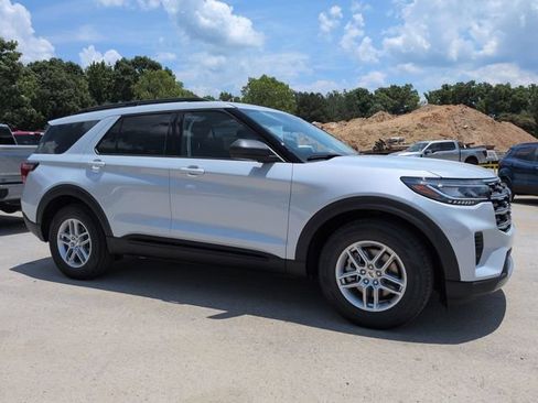 New 2026 Ford Explorer Active RWD image 2