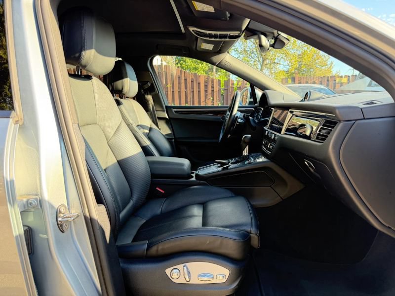 Used 2020 Porsche Macan AWD/4WD image 29
