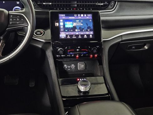 Used 2022 Jeep Grand Cherokee L Laredo RWD image 6