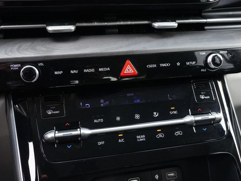 Used 2024 Kia Carnival EX FWD image 50