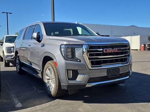 Used 2022 GMC Yukon XL SLT w/ SLT Premium Package AWD/4WD image 3