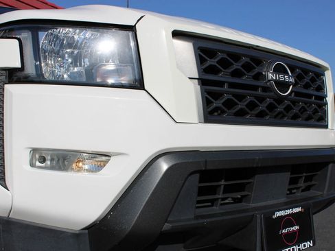 Used 2022 Nissan Frontier SV image 7