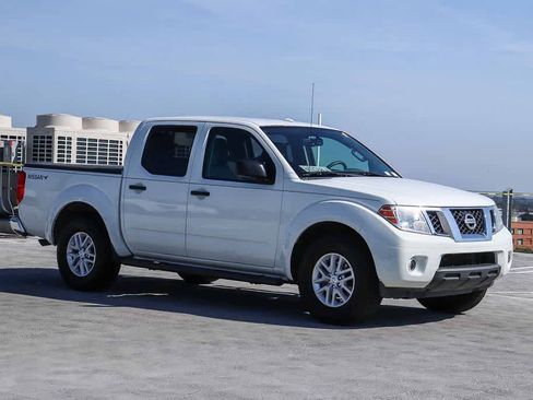 Used 2015 Nissan Frontier SV w/ SV Value Truck Package RWD image 3