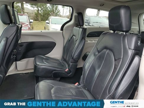 Used 2019 Chrysler Pacifica Limited image 23