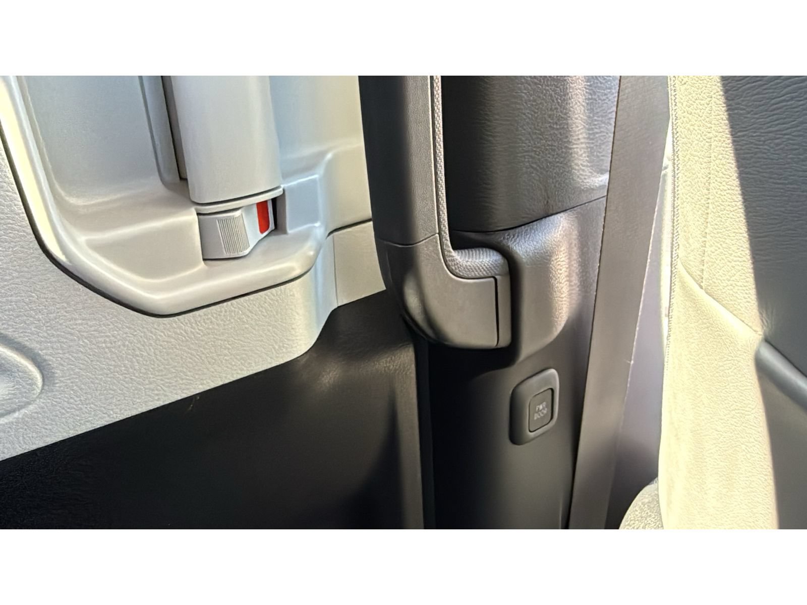 Certified 2025 Toyota Sienna XLE FWD image 40