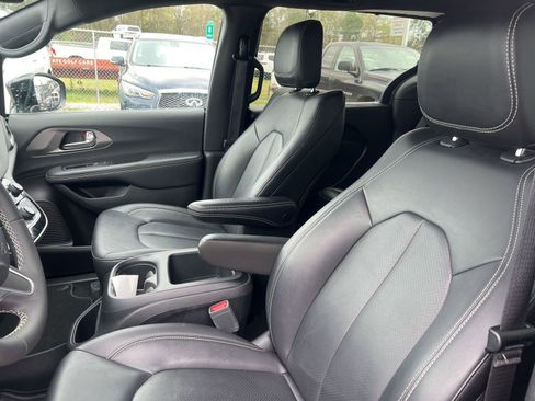 Used 2025 Chrysler Pacifica Select image 8