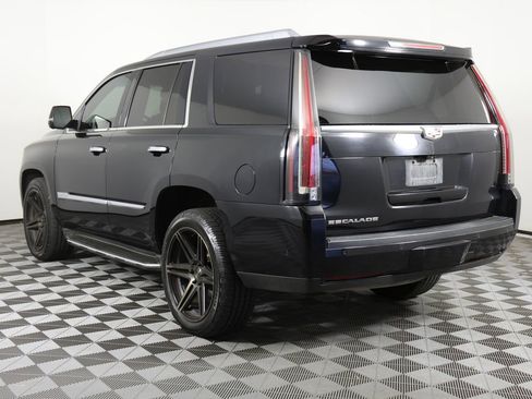 Used 2017 Cadillac Escalade Luxury image 3