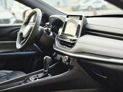 Used 2025 Jeep Compass Latitude AWD/4WD image 13