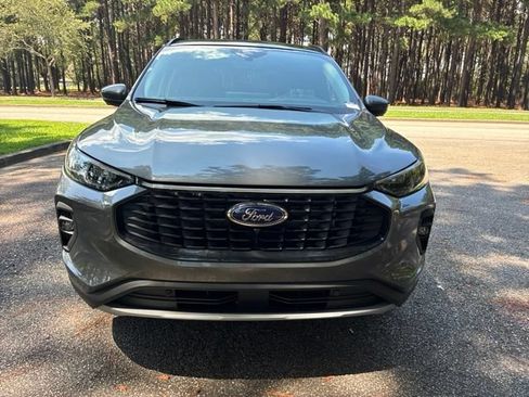 Used 2025 Ford Escape SE w/ PHEV Premium Package FWD image 8
