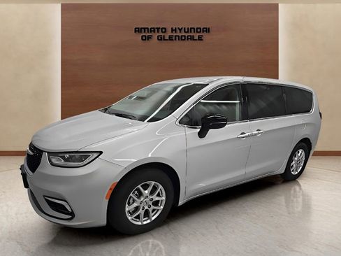 Used 2024 Chrysler Pacifica Touring-L image 1