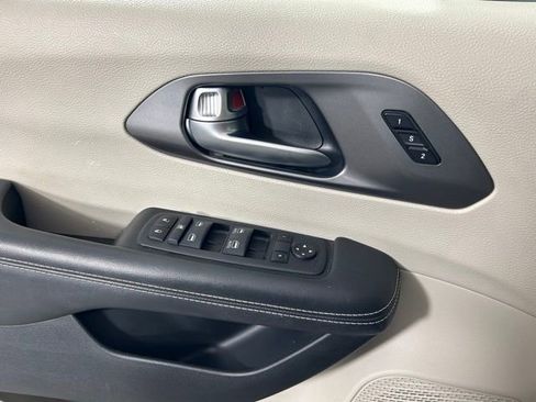 Used 2023 Chrysler Pacifica Touring-L image 15