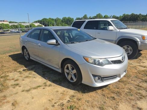 Used 2014 Toyota Camry SE image 3