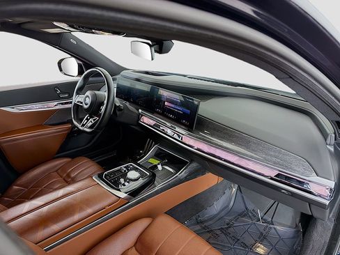 Used 2023 BMW 760i xDrive w/ Executive Package image 24