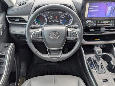 Used 2023 Toyota Highlander Bronze Edition image 8
