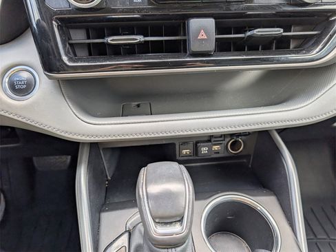 Used 2021 Toyota Highlander XLE image 16