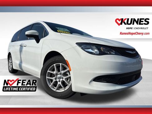 Used 2023 Chrysler Voyager LX image 1