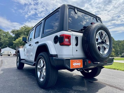 Used 2018 Jeep Wrangler Unlimited Sahara w/ Dual Top Group AWD/4WD image 13