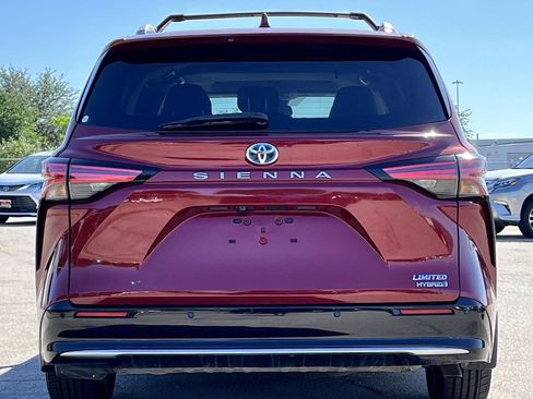 Used 2024 Toyota Sienna Limited FWD image 5