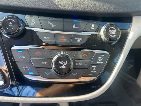 Used 2024 Chrysler Pacifica Touring-L image 41