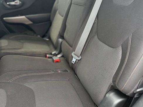 Used 2017 Jeep Cherokee Latitude w/ Cold Weather Group AWD/4WD image 18