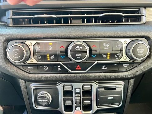 Used 2024 Jeep Wrangler Willys image 37