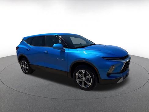 Used 2025 Chevrolet Blazer LT FWD image 2