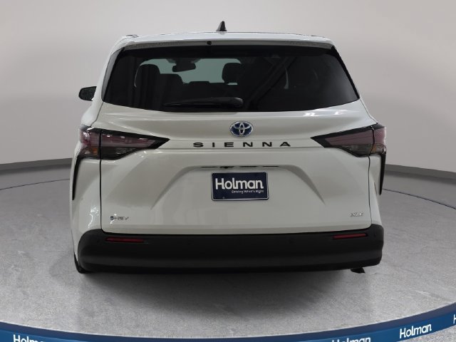 Used 2025 Toyota Sienna XLE FWD image 6
