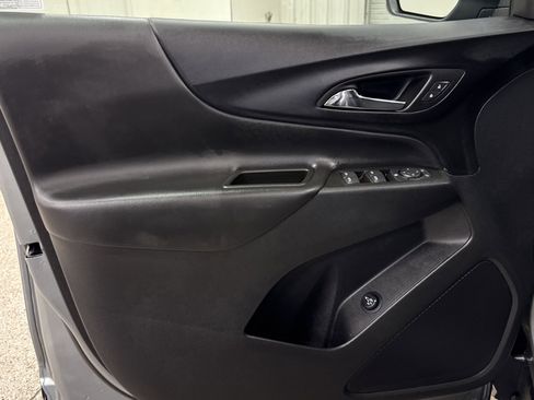 Used 2023 Chevrolet Equinox LT image 3