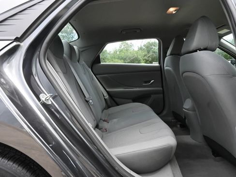 Used 2021 Hyundai Elantra SE FWD image 21