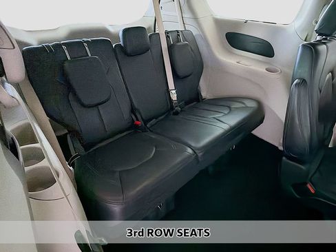 Used 2019 Chrysler Pacifica Touring-L FWD image 7
