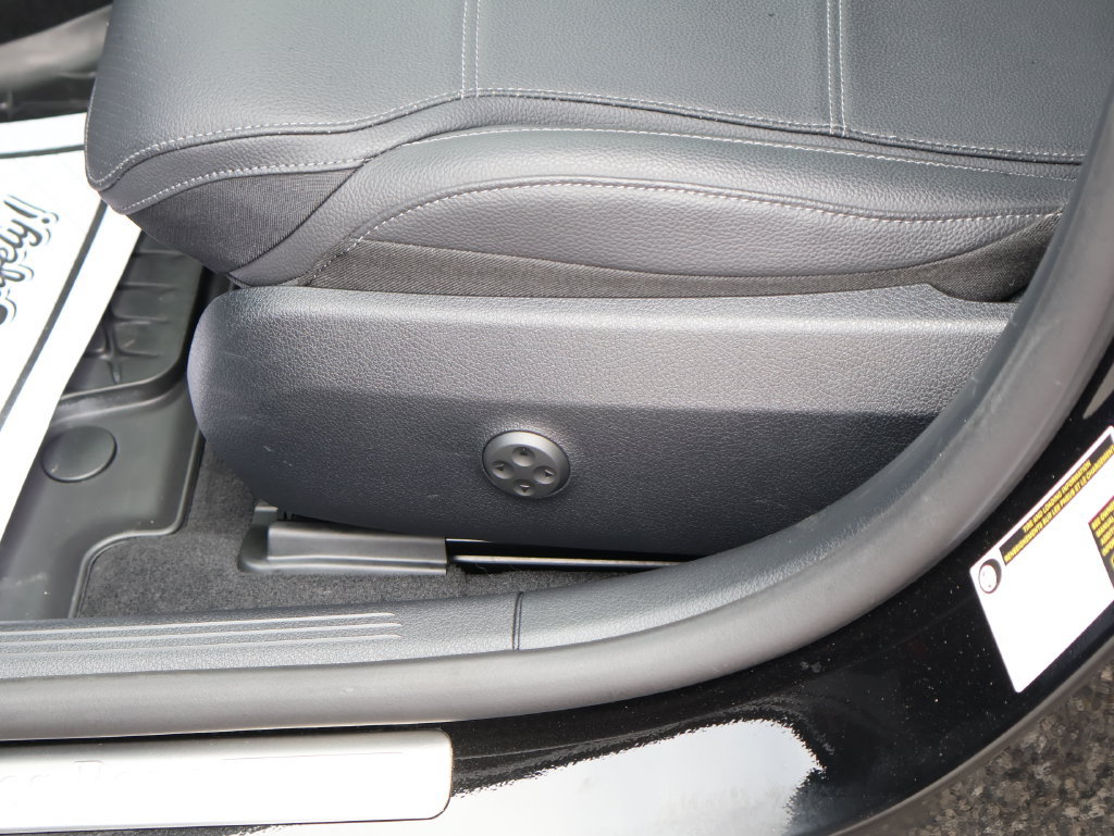Used 2025 Mercedes-Benz C 300 4MATIC Sedan image 25