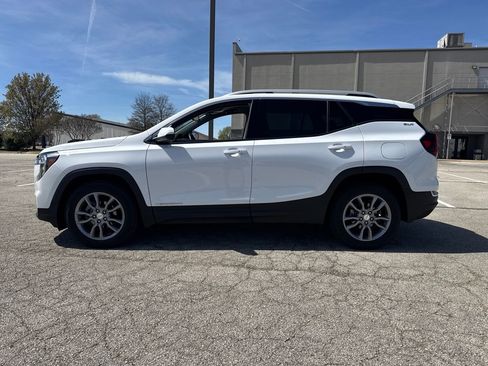 Used 2024 GMC Terrain SLT image 3